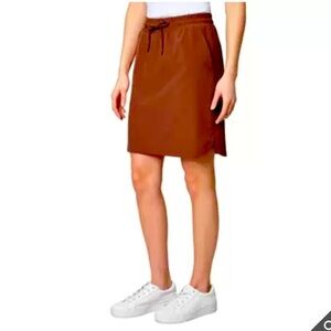 NWT Mondetta Mahogany Color  Active Skirt Size M side Pockets
